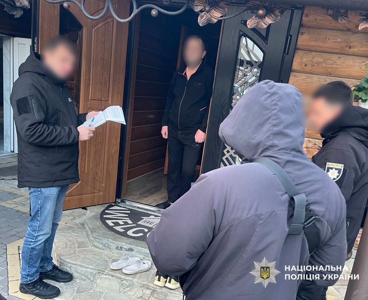 Фото объявления подозрения. Источник – Полиция Украины