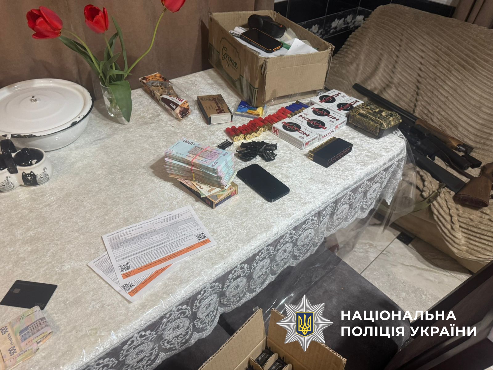 Фото изъятых денег и оружия. Источник – Полиция Украины