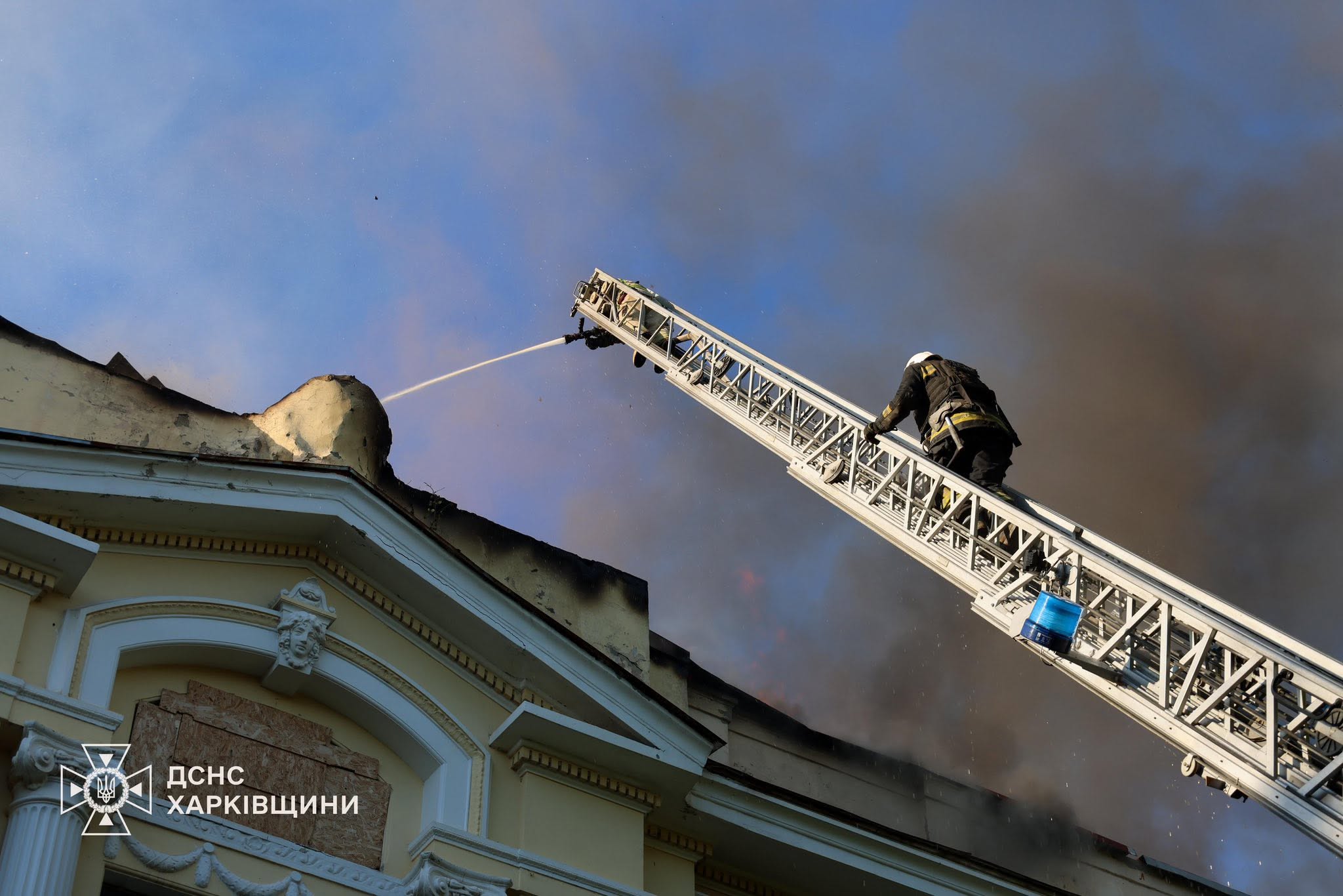 Фото (2) последствий удара по художественному музею в Харькове. Источник – ГСЧС
