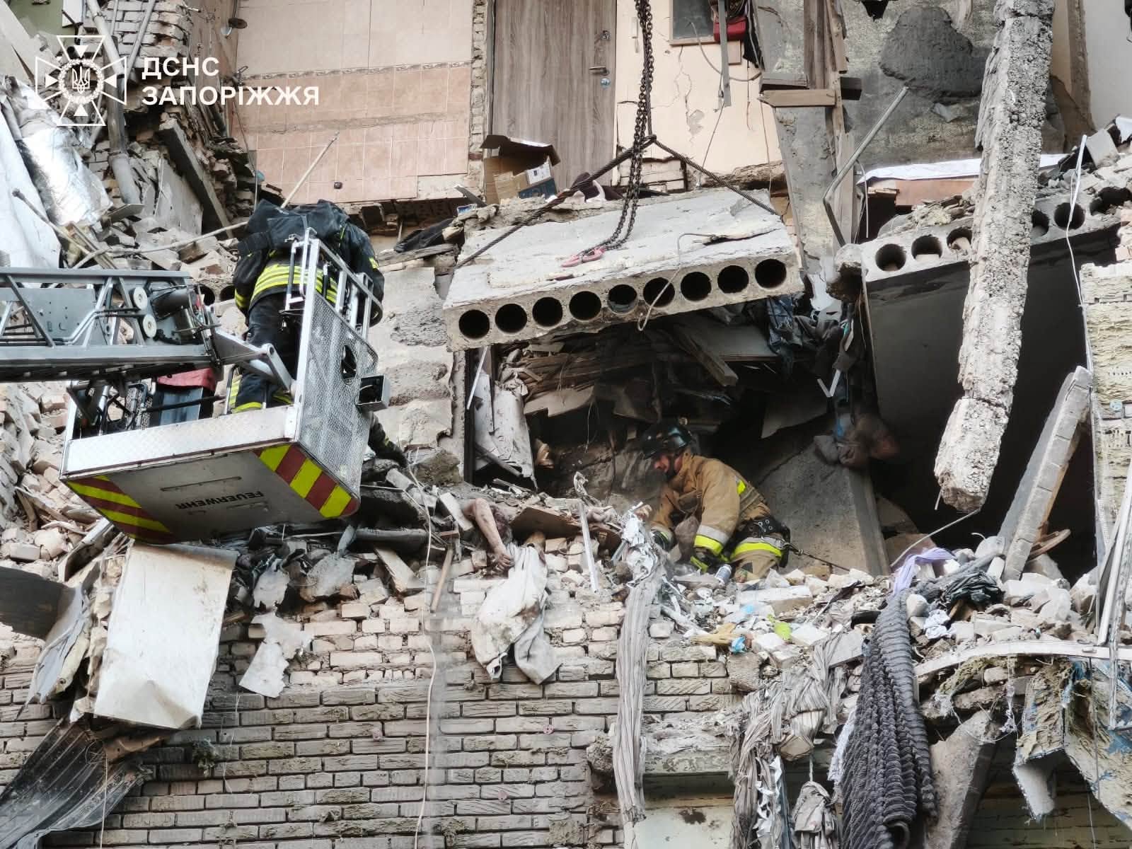Фото (3) последствий удара КАБ по жилой многоэтажке в Запорожье. Источник – ГСЧС
