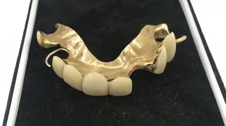 Фото зубного протеза Черчилля из открытых источников