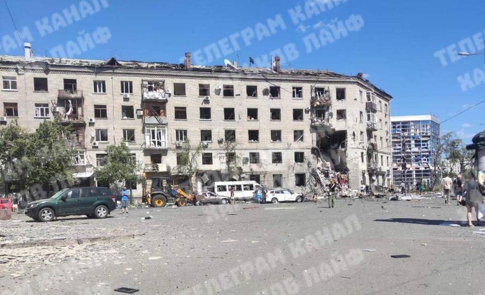 Фото (2) последствия бомбардировки Харькова. Источник - Телеграм