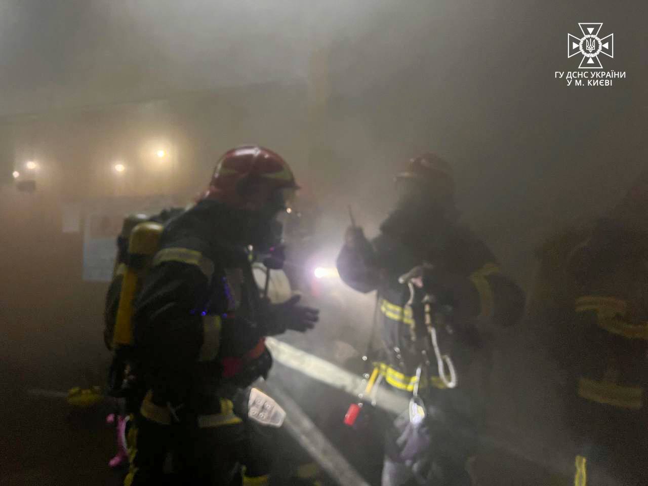 Фото спасателей в зоне задымления. Источник - ГСЧС Украины