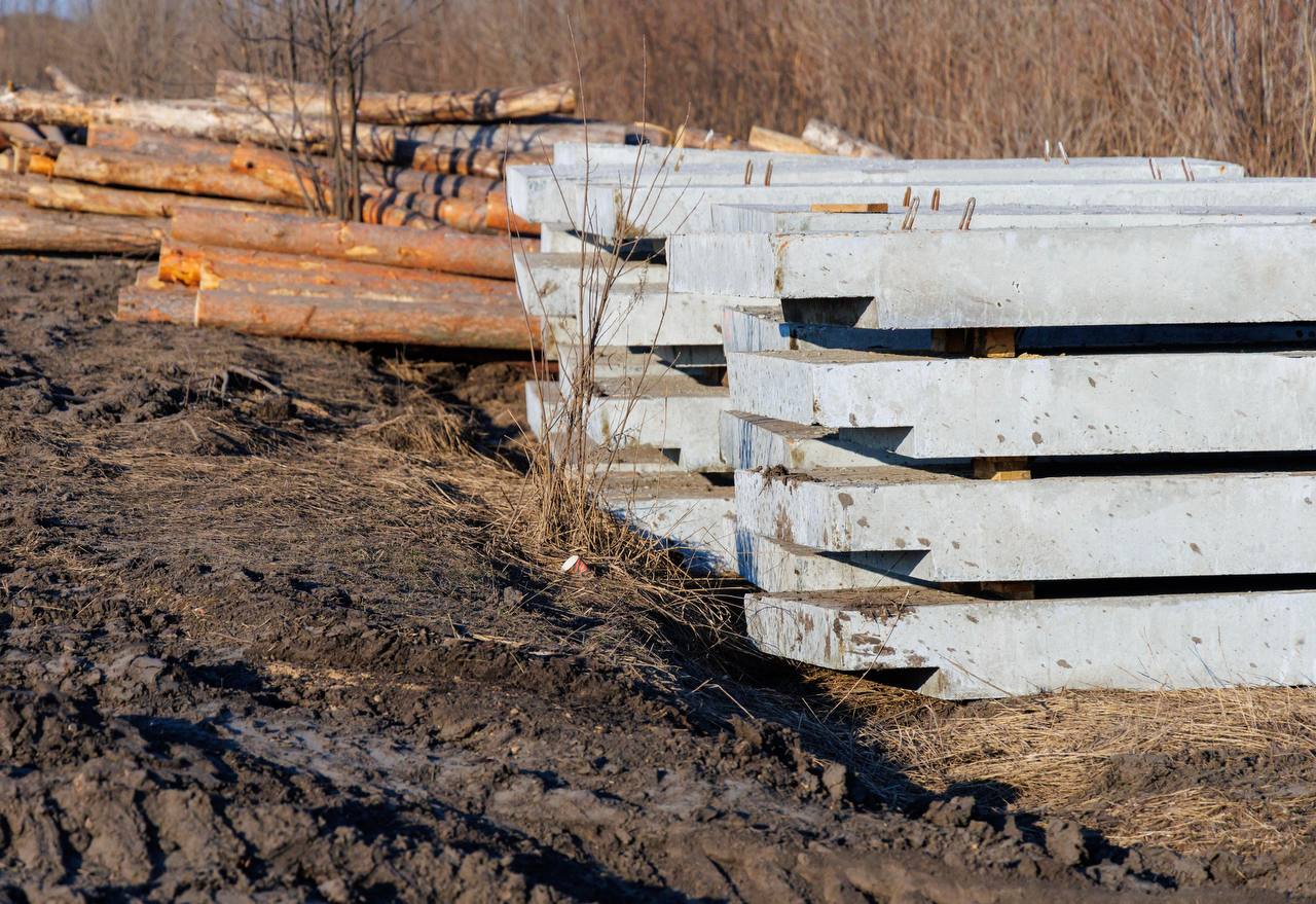 Фото (2) строительных работ по возведению укреплений. Источник - Харьковская ОВА