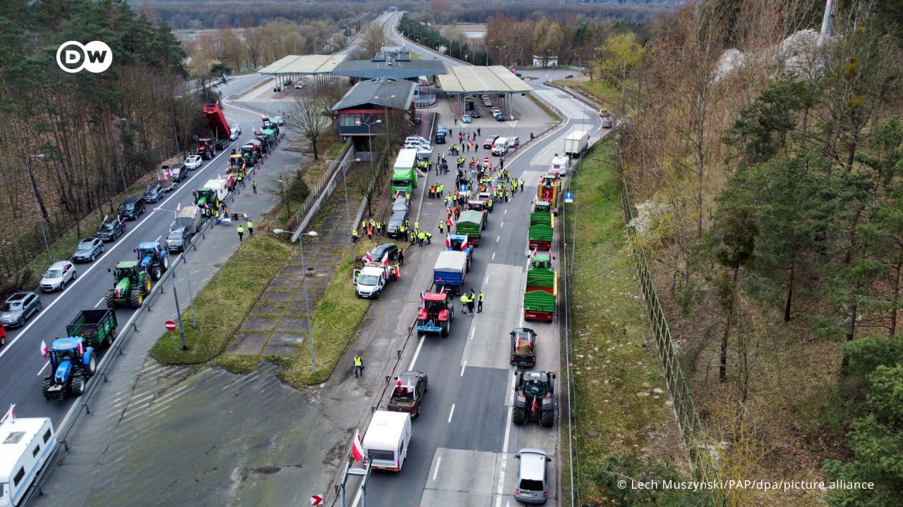 Фото польских фермеров у границы с Германией. Источник - Deutsche Welle