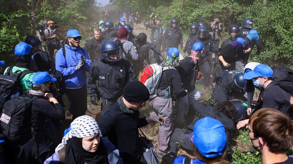 Фото полиции среди активистов. Источник - Bild