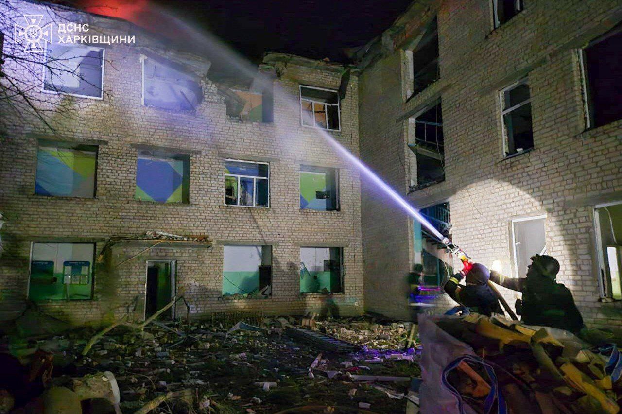 Қарт әйелдің пизкасы Ұзақ уақыт бойы оның аузына итеріп жібереді.