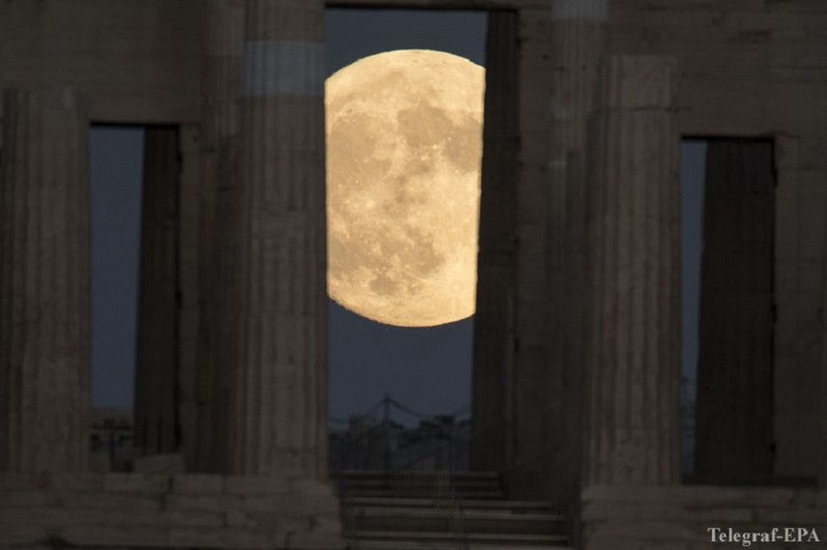 На высоте акрополя в 156 метров прекрасно просматривалась немного таинственная луна, Афины (Греция)
Фото: Telegraf-EPA