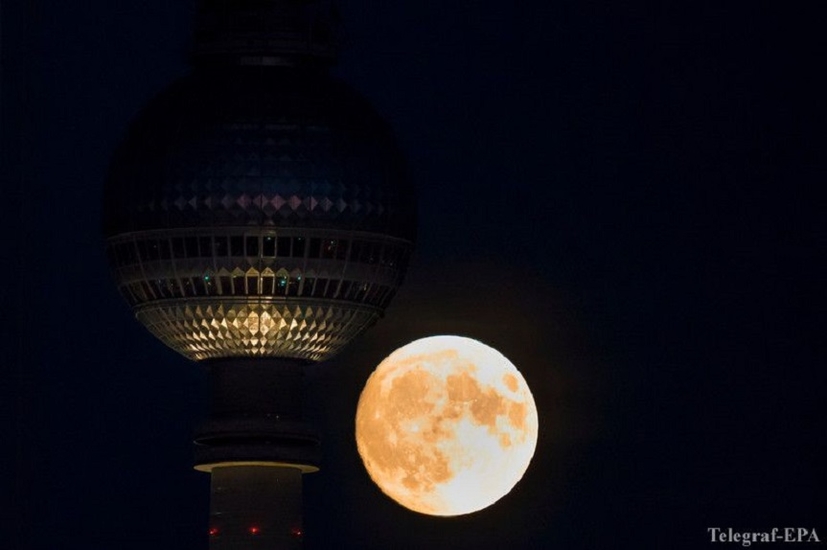 В Берлине (Германия) луна больше напоминала новое архитектурное сооружение в виде сферы
Фото: Telegraf-EPA